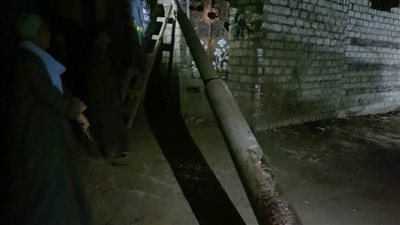 أدى إلى انقطاع الكهرباء.. سقوط عمود إنارة على منزل بالمنيا