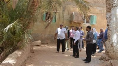 محافظ الوادي الجديد يبحث تطوير منطقة عزبة البلايلة بالخارجة