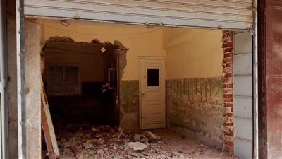 إزالة مخالفة بتحويل شقة سكنية إلى نشاط تجاري بأبوقرقاص جنوب المنيا