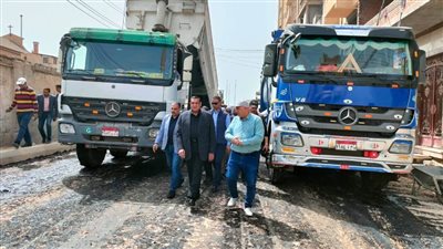 محافظ البحيرة يتفقد أعمال رصف شارع البوسطة بدمنهور