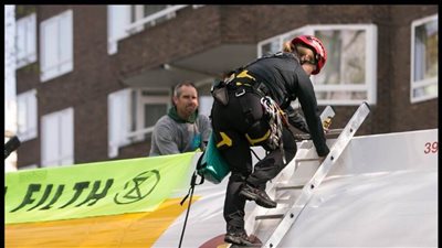 بريطانيا.. اعتقال 6 أشخاص بعد احتجاج ضد تغير المناخ على متن ناقلة نفط