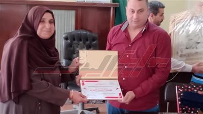 رئيس مدينة سيدي سالم يكرم 