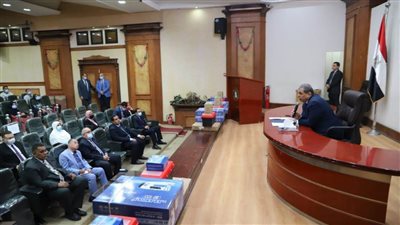 سعفان يسلم 1305 وثائق تأمين ضد الحوادث للعمالة غير المنتظمة ببني سويف