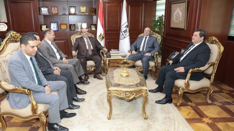 محافظ بني سويف يستقبل