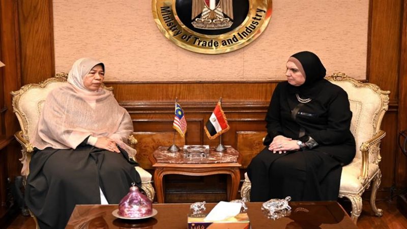 وزيرة التجارة تلتقي
