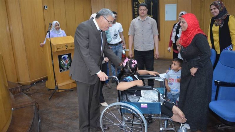 محافظ المنيا يسلم