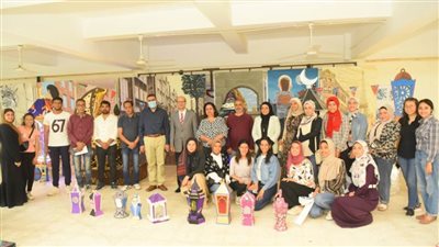 نائب رئيس جامعة أسيوط يفتتح معرضاً فنياً من التراث لطلاب كلية الفنون الجميلة