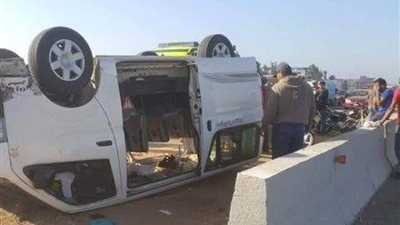 إصابة 10 أشخاص إثر انقلاب ميكروباص بكفر شكر