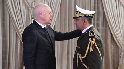 الرئيس التونسي يمنح رتبة 