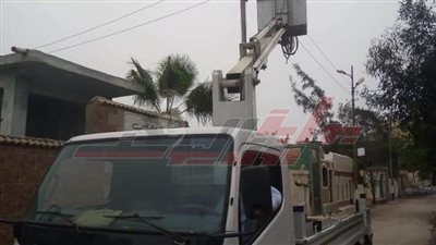 تركيب كشافات جديدة وصيانة أعمدة الإنارة بكفر الشيخ