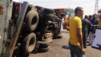 إصابة 3 أشخاص فى حادث تصادم وانقلاب سيارة نقل بالطريق الزراعى فى قها