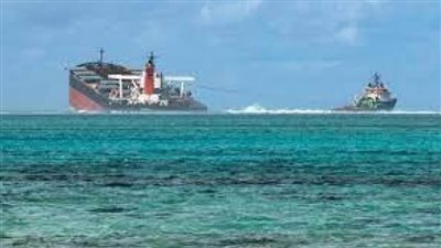 وزيرة البيئة التونسية تتابع شفط الوقود المتسرب من محرك السفينة الغارقة 