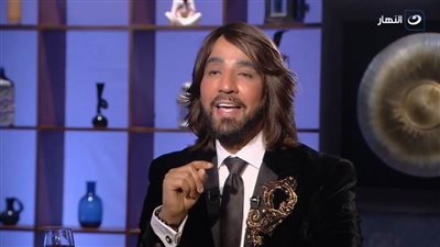 خبير أزياء شهير ينتقد اختيار بعض الفنانات للأزياء 