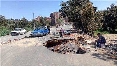 هبوط أرضي بطريق أبو عطوة ..بسبب كسر بماسورة مياه رئيسية