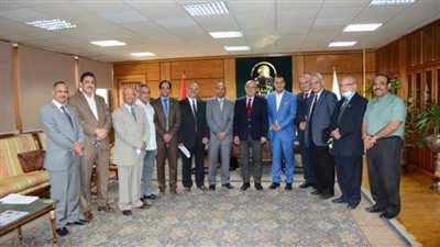 رئيس جامعة أسيوط يستقبل عميد كلية التربية الرياضية الجديد بعد تعيينه