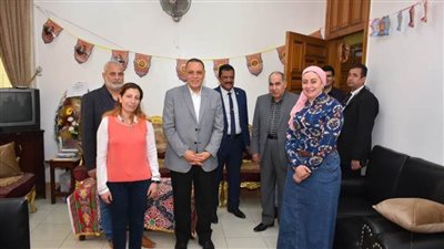  محافظ الشرقية يُهدي كحك العيد للعاملين بالديوان العام