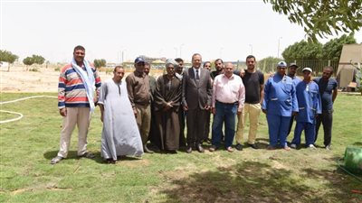 رئيس جامعة سوهاج يتفقد أعمال زراعة النجيل الأخضر وأشجار البرتقال بالمقر الجديد