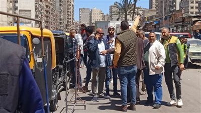 ضبط ١٦ توك توك وكمية كبيرة من الإشغالات بحي المنتزه بالإسكندرية