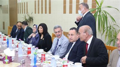 رئيس جامعة الإسكندرية يشارك طلاب المدينة الجامعية إفطار رمضان
