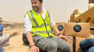 صور للصقر أحمد حسن يستقل تروسيكل لتوزيع كراتين رمضان بقرى ونجوع مغاغة