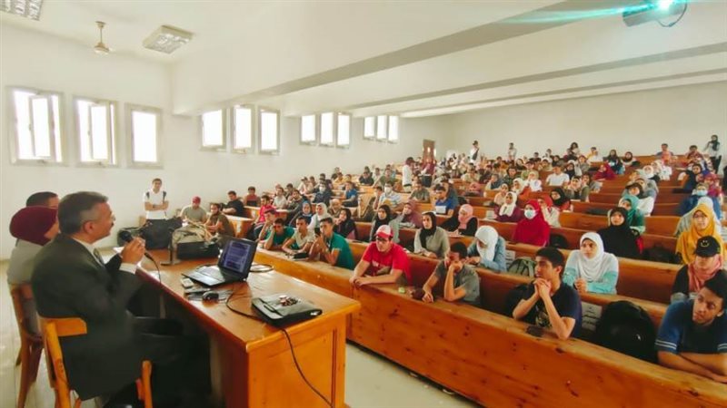 جانب من الندوة والحضور