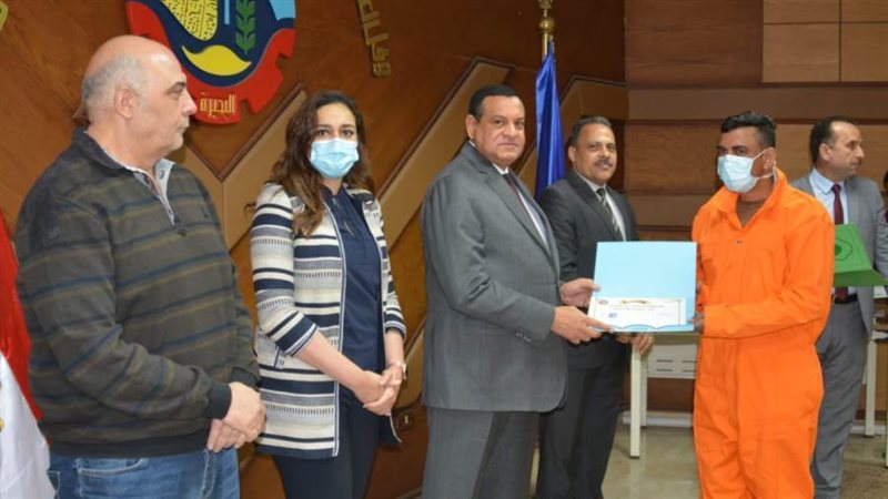 محافظ البحيرة يكرم