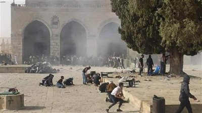 إصابة عشرات الفلسطينيين بالاختناق في باحات الأقصى جراء قنابل غاز الاحتلال