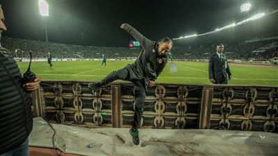 جماهير الرجاء تلقي زجاجات المياه على لاعبي الأهلي