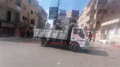 رفع المخلفات وإزالة الطبقة الاسفلتية المتهالكة بطريق كفر الشيخ