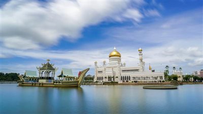 المسجد الذهبي في بروناي.. تحفة فنية على الماء 