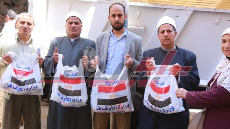 توزيع الشنط الرمضانية