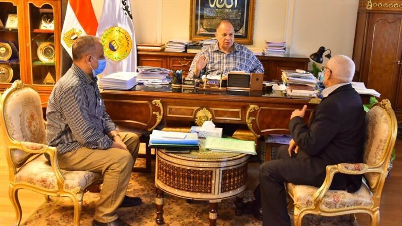 محافظ أسيوط ومسئول