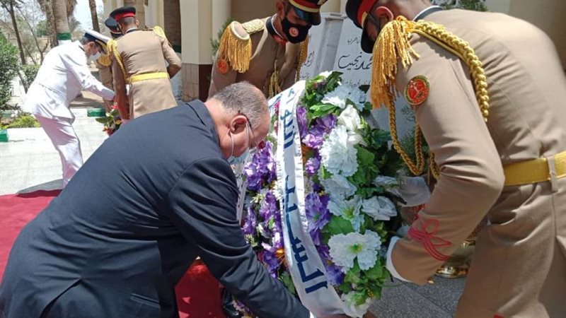 وضع إكليل الزهورعلى