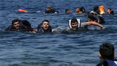 إنقاذ 45 راكبا ومصرع طفلة بغرق زورق شمال لبنان 