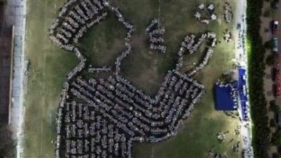 على شكل رجل يبتهل إلى الله.. حفل إفطار هندسة الإسكندرية