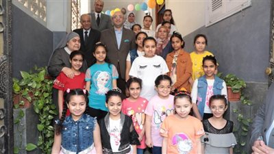 محافظ بني سويف يشارك أطفال أيتام صديقات الكتاب المقدس فرحتهم بالعيد