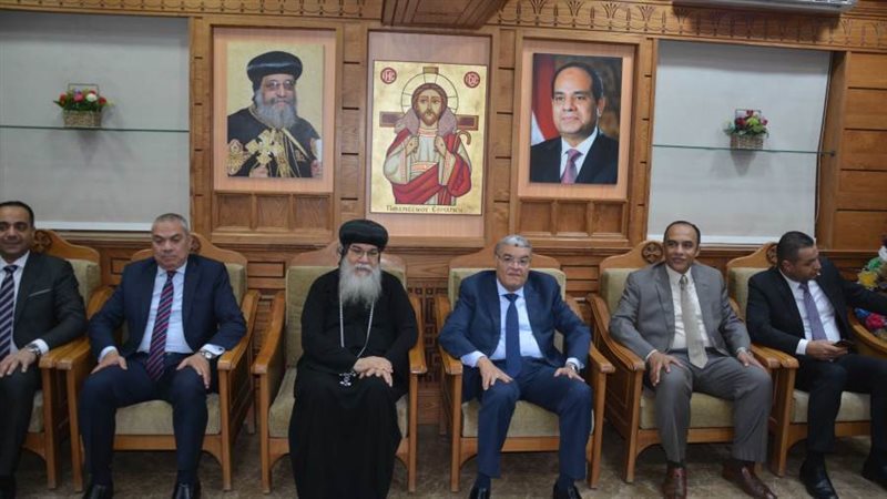 محافظ المنيا خلال