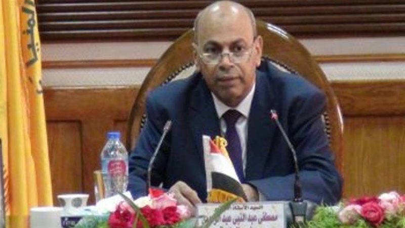 الدكتور مصطفي عبد