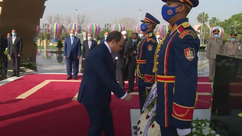 الرئيس السيسي يضع