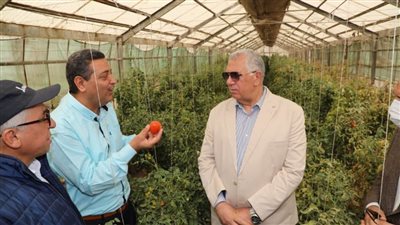 وزير الزراعة ومحافظ القليوبية يتفقدان المحاصيل الزراعية بصوب المشروع القومي لإنتاج التقاوي 