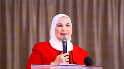 وزيرة التضامن تسلم عددًا من الأدوات الإنتاجية لسيدات ببئر العبد