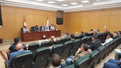 محافظ بني سويف يناقش الملفات الحيوية وموقف المشروعات 