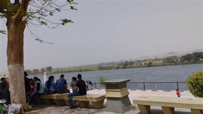 إقبال متوسط على المتنزهات وكورنيش النيل للاحتفال بأعياد الربيع بالمنيا.. صور