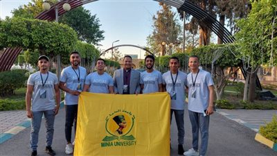 معهد إعداد القادة يهدي جامعة المنيا درع المشاركة في 