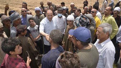 محافظ أسيوط يتفقد حصاد القمح بمركز أبوتيج ويعلن تقديم كافة الدعم للمزارعين لتوريد المحصول