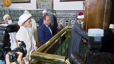 الرئيس السيسي يشاهد أدلة تاريخية من داخل مسجد الحسين