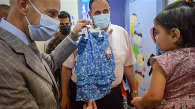 وكيل صحة الشرقية يشارك توزيع ملابس العيد على الأطفال كريمي النسب بمركز إيواء العاشر 