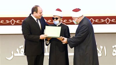 الرئيس السيسي يكرم الفائزين في المسابقة العالمية لحفظة القرآن الكريم× 8 صور
