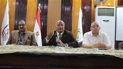 محافظ بني سويف يبحث الاستعدادات لامتحانات نهاية العام بمدارس التعليم الفني