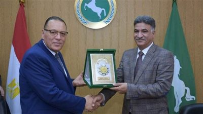 محافظ الشرقية يكرّم رئيس الهيئة القومية لمياه الشرب والصرف الصحي 